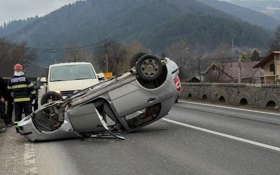 Mașină răsturnată pe cupolă, șoferul a ajuns la spital