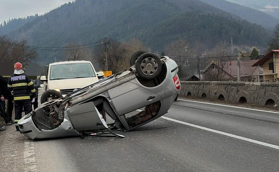 Mașină răsturnată pe cupolă, șoferul a ajuns la spital