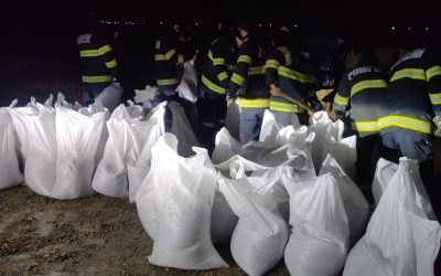 Alertă de inundații în Vrancea: Evacuări preventive și mobilizare masivă Autoritățile din județul Vrancea au inițiat evacuări preventive în mai multe localități, începând cu ora 3:50 dimineața, ca urmare a condițiilor meteorologice nefavorabile și a riscului de inundații