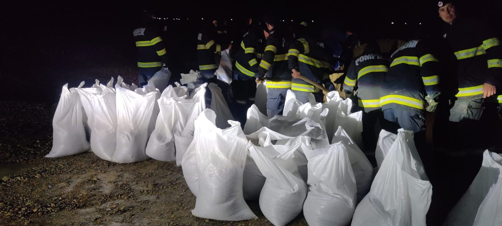 Alertă de inundații în Vrancea: Evacuări preventive și mobilizare masivă Autoritățile din județul Vrancea au inițiat evacuări preventive în mai multe localități, începând cu ora 3:50 dimineața, ca urmare a condițiilor meteorologice nefavorabile și a riscului de inundații
