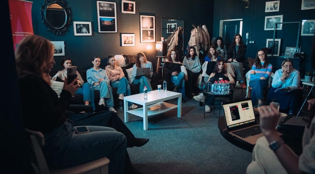 Program de mentorat pentru femei în industria muzicală, cu înscrieri deschise până pe 10 aprilie Cea de-a șasea ediție a programului de mentorat „Women in Music” din România își deschide porțile pentru înscrieri, oferind un sprijin important femeilor care își construiesc o carieră în industria muzicală