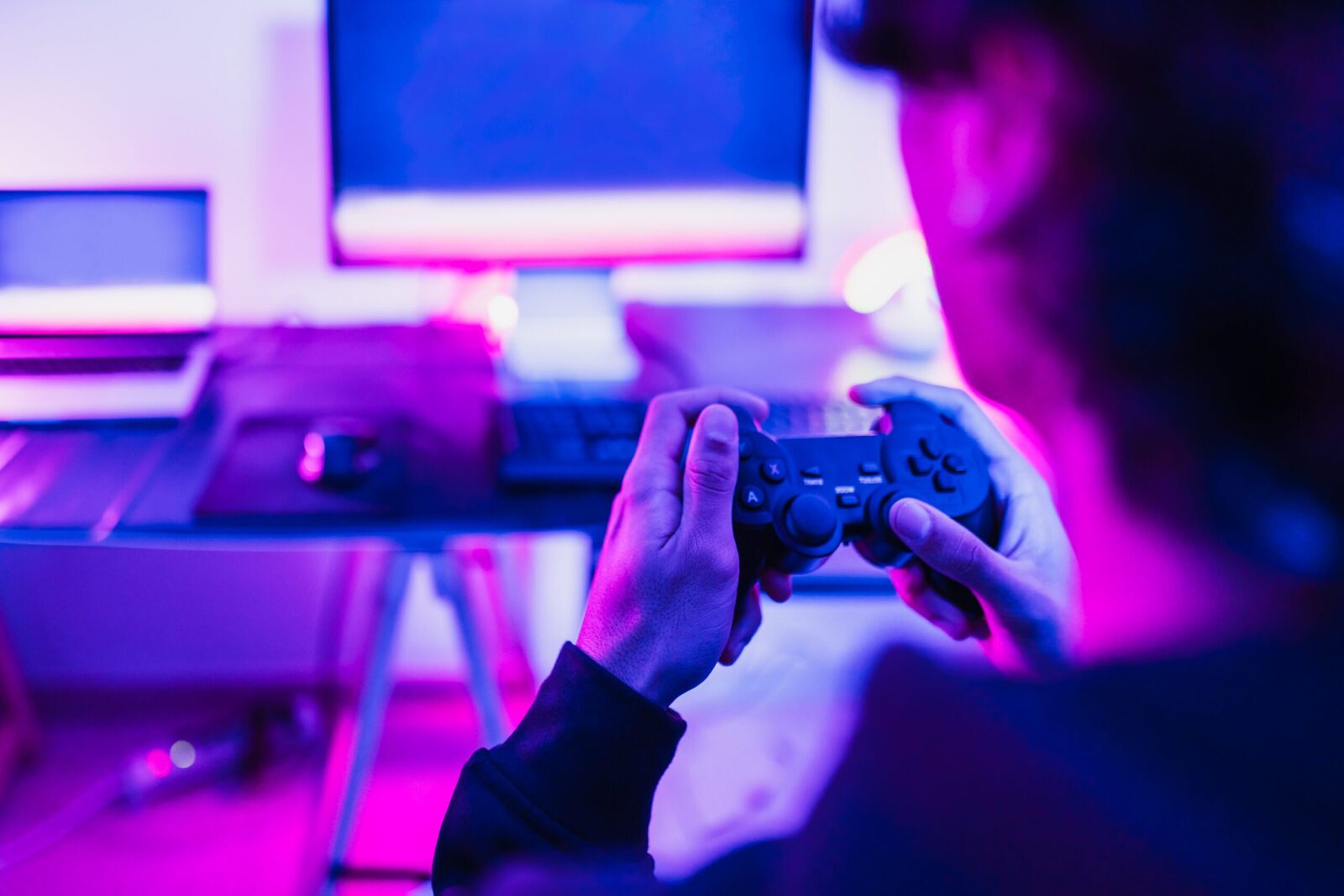 Gamingul iranian, o piață uriașă blocată de sancțiuni și restricții Industria de jocuri video din Iran se confruntă cu un paradox: deși este extrem de populară, cu peste 30 de milioane de jucători, aceasta este puternic afectată de sancțiuni economice, filtre online și lipsa infrastructurii adecvate