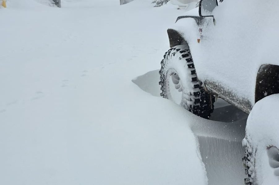 Circulația restricționată pe drumul spre Vârful lui Roman din cauza vremii nefavorabile Autoritățile din județul Vâlcea au impus restricții de circulație pe drumul de acces spre Vârful lui Roman, situat în zona turistică Horezu