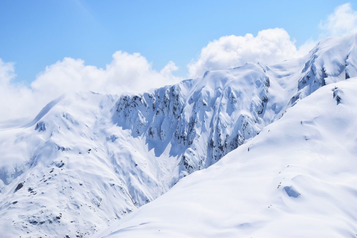 Avalanșe majore, pericol de gradul patru în Carpații Meridionali Meteorologii au emis o avertizare de risc major de avalanșe în Carpații Meridionali, cu pericol de gradul patru din cinci la altitudini de peste 1.800 de metri