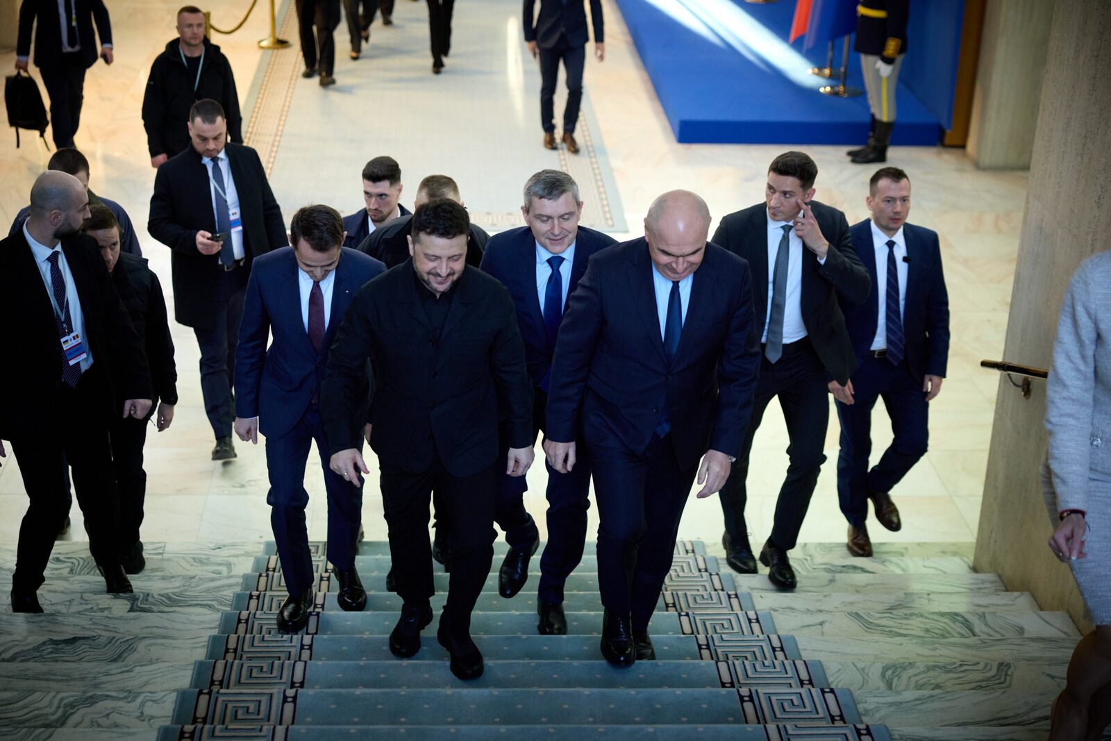 Zelenski a discutat cu premierul Bolojan despre asistența militară și cooperarea energetică Președintele Ucrainei, Volodimir Zelenski, a avut o întâlnire cu premierul României, Ilie Bolojan, în cadrul căreia au fost abordate subiecte cruciale pentru ambele state