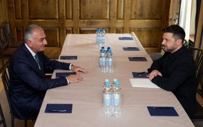 Zelenski și prințul exilat Reza Pahlavi, discuții despre Iran și viitorul regiunii Președintele ucrainean Volodimir Zelenski s-a întâlnit vineri la Paris cu Reza Pahlavi, prințul exilat al Iranului, un eveniment cu implicații semnificative