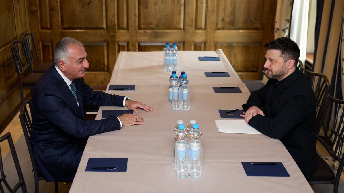 Zelenski și prințul exilat Reza Pahlavi, discuții despre Iran și viitorul regiunii Președintele ucrainean Volodimir Zelenski s-a întâlnit vineri la Paris cu Reza Pahlavi, prințul exilat al Iranului, un eveniment cu implicații semnificative