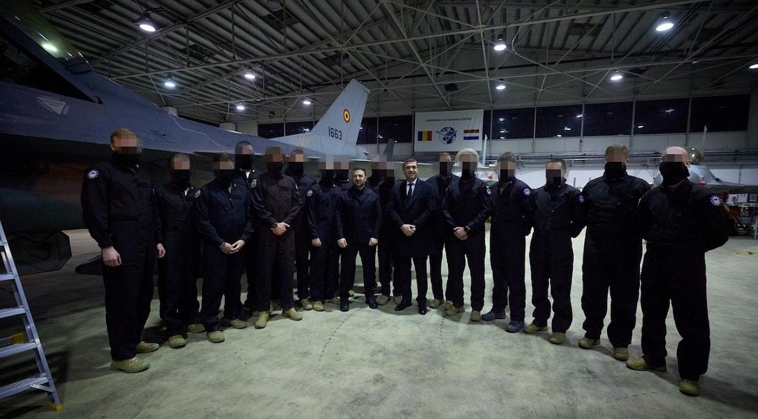 Zelenski, vizită la baza aeriană din România, unde piloții ucraineni se antrenează pe F-16