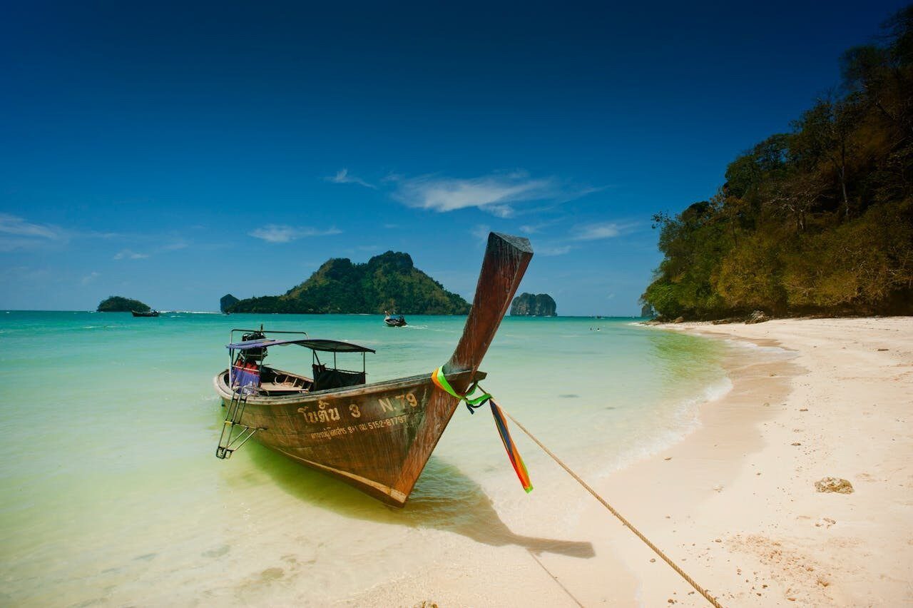 Cât costă o vacanță în Thailanda: ghid practic pentru turiști Thailanda, o destinație exotică și totodată populară pentru vacanțe, atrage anual numeroși turiști datorită plajelor sale spectaculoase, a prețurilor accesibile și a culturii sale fascinante