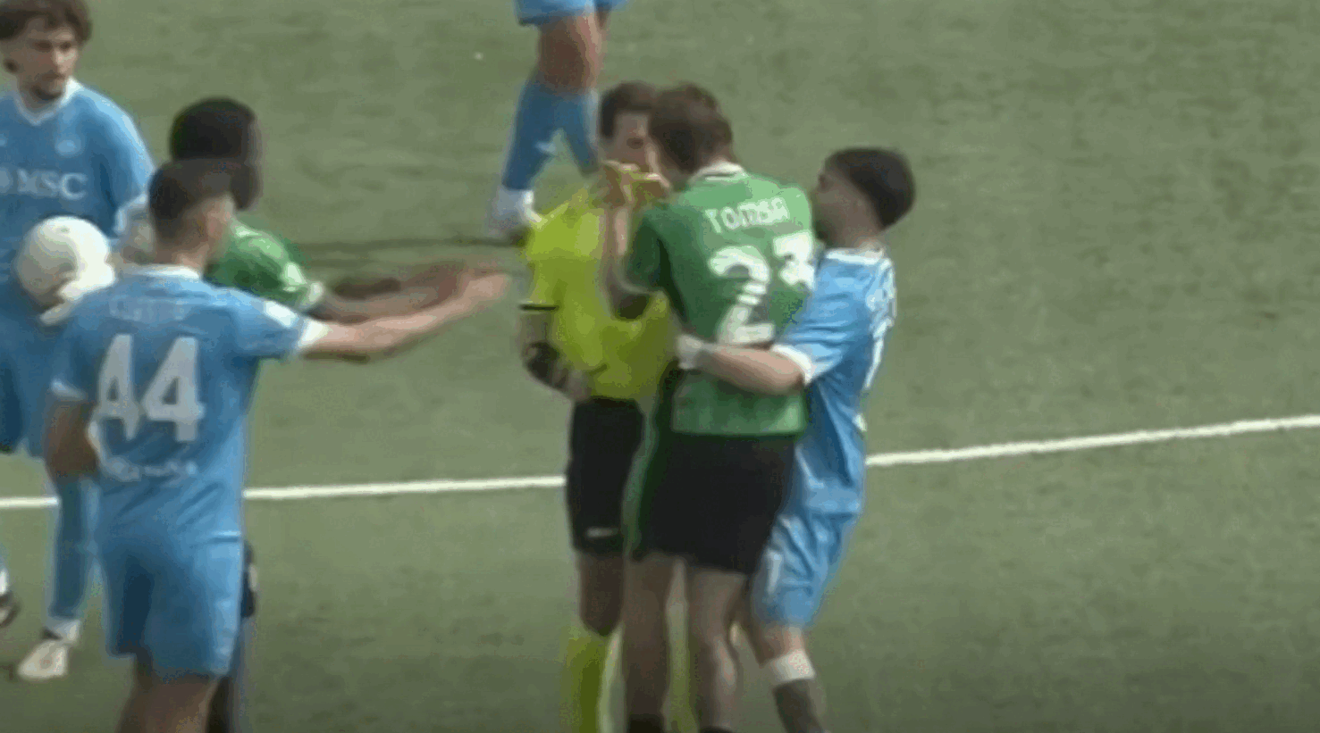 Troy Tomșa, fotbalistul român de la Sassuolo, a atacat arbitrul după un meci cu Napoli Mijlocașul român Troy Tomșa, legitimat la echipa U20 a celor de la Sassuolo, a fost protagonistul unui incident neobișnuit în meciul cu Napoli, pierdut de echipa sa cu 2-5