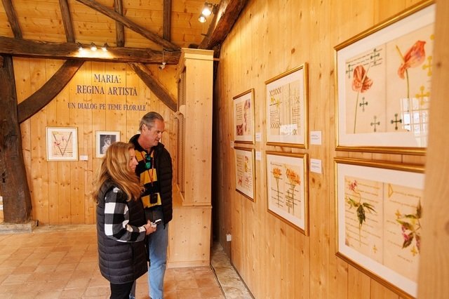 Expoziție florală la Viscri, la Casa Regelui Charles, despre Regina Maria