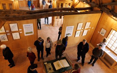 Regele Charles deschide expoziția „Regina Maria: Artistă. Dialog Floral” la Viscri