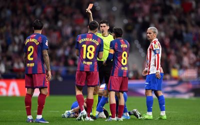 Un meci tensionat între Atlético Madrid și FC Barcelona, presărat cu controverse majore, a marcat startul unei serii de trei confruntări dintre cele două formații spaniole în următoarele săptămâni