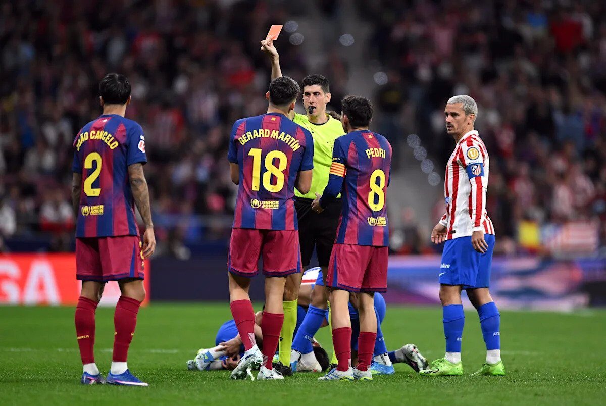 Un meci tensionat între Atlético Madrid și FC Barcelona, presărat cu controverse majore, a marcat startul unei serii de trei confruntări dintre cele două formații spaniole în următoarele săptămâni