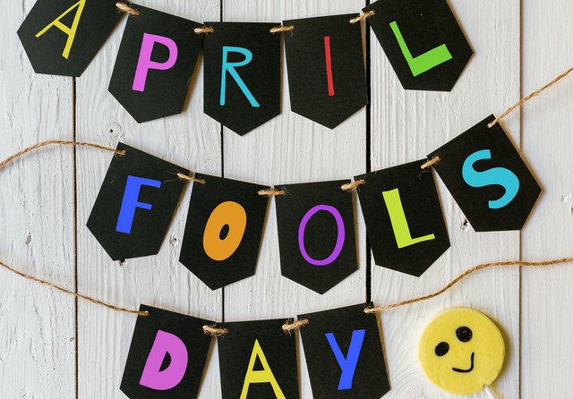 Ziua Păcălelilor, celebrată anual pe 1 aprilie, a devenit un fenomen global, cu o istorie controversată și multiple interpretări legate de origini