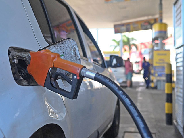 Prețurile carburanților continuă să scadă înainte de Paște Prețurile la pompă au continuat să scadă vineri, marcând o ușurare pentru șoferi înaintea sărbătorilor pascale