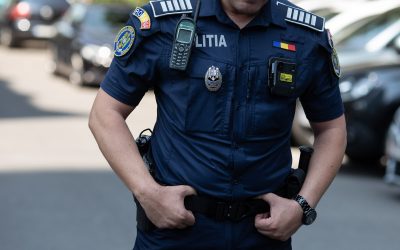 Polițiști și cetățeni, efort comun pentru salvarea unui bărbat în stare critică Un bărbat aflat în stare de inconștiență a fost salvat datorită intervenției rapide a doi polițiști din cadrul Serviciului de Investigații Criminale, la care s-au adăugat sprijinul cetățenilor aflați în apropiere
