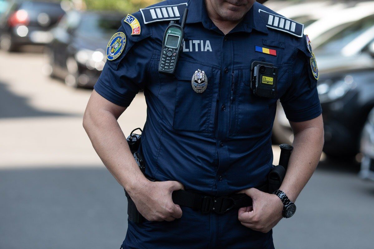 Polițiști și cetățeni, efort comun pentru salvarea unui bărbat în stare critică Un bărbat aflat în stare de inconștiență a fost salvat datorită intervenției rapide a doi polițiști din cadrul Serviciului de Investigații Criminale, la care s-au adăugat sprijinul cetățenilor aflați în apropiere