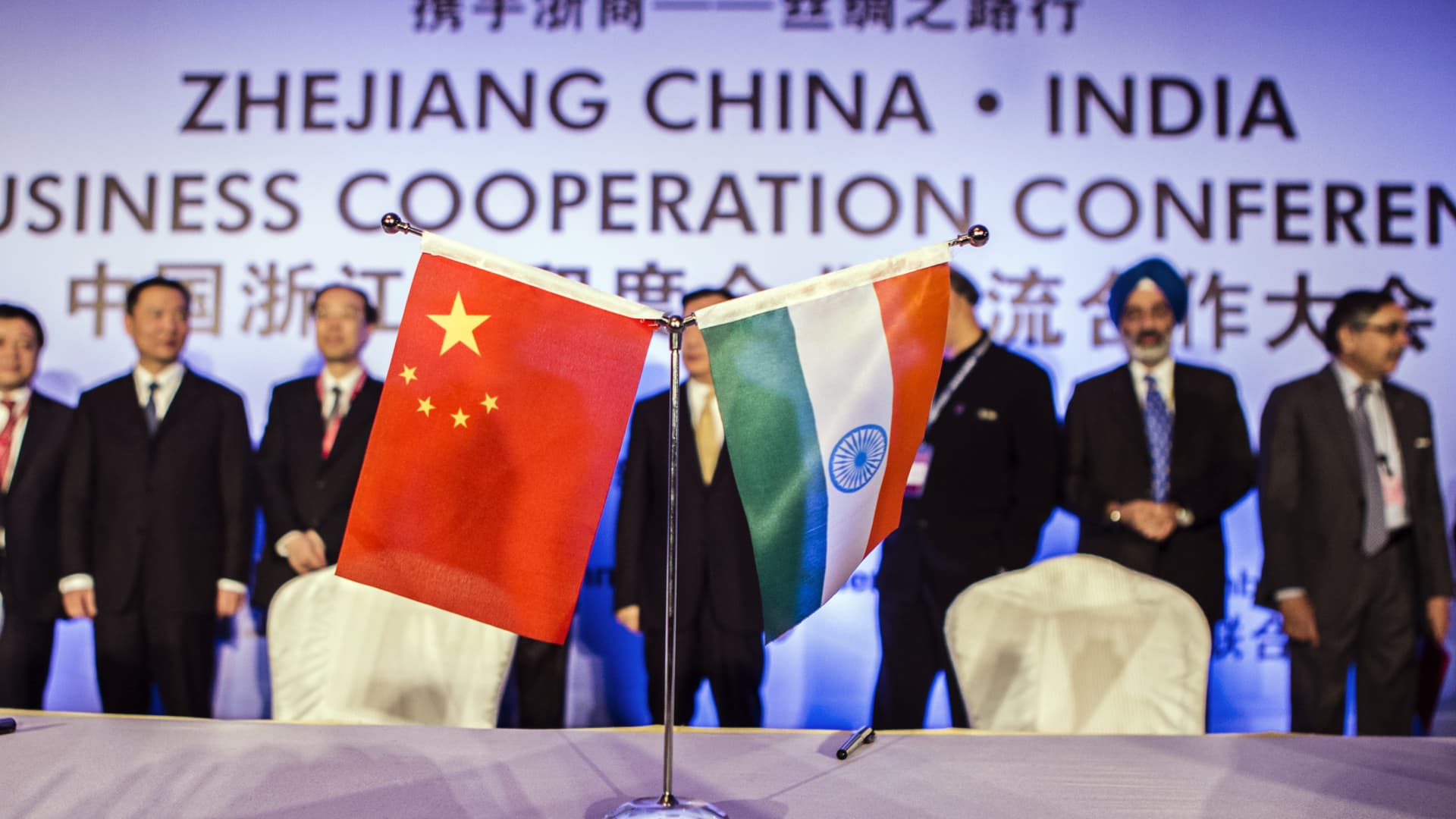 India și China își reiau treptat legăturile economice, pe fondul crizei energetice și al tensiunilor geopolitice India, a treia cea mai mare țară importatoare de petrol din lume, se orientează către China pentru a explora colaborări în domeniul vehiculelor electrice, al bateriilor și al energiei regenerabile