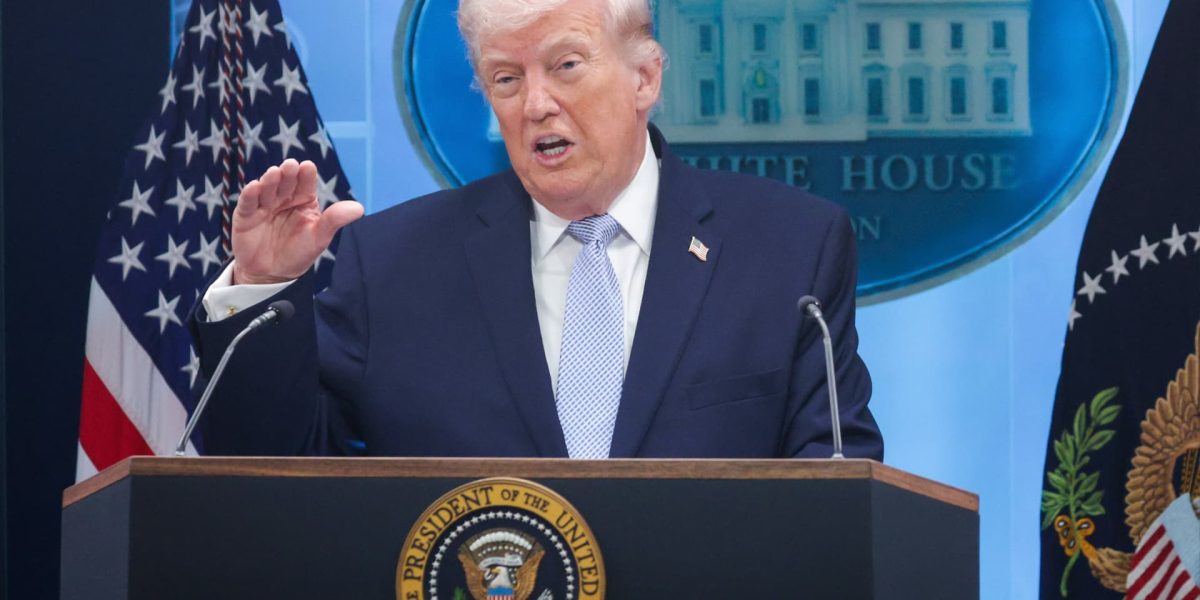 Donald Trump amenință Iranul cu „moartea unei civilizații” și cere deschiderea Strâmtorii Hormuz Fostul președinte american Donald Trump a emis o amenințare dramatică la adresa Iranului, avertizând că „o întreagă civilizație va muri” dacă Teheranul nu ajunge la un acord