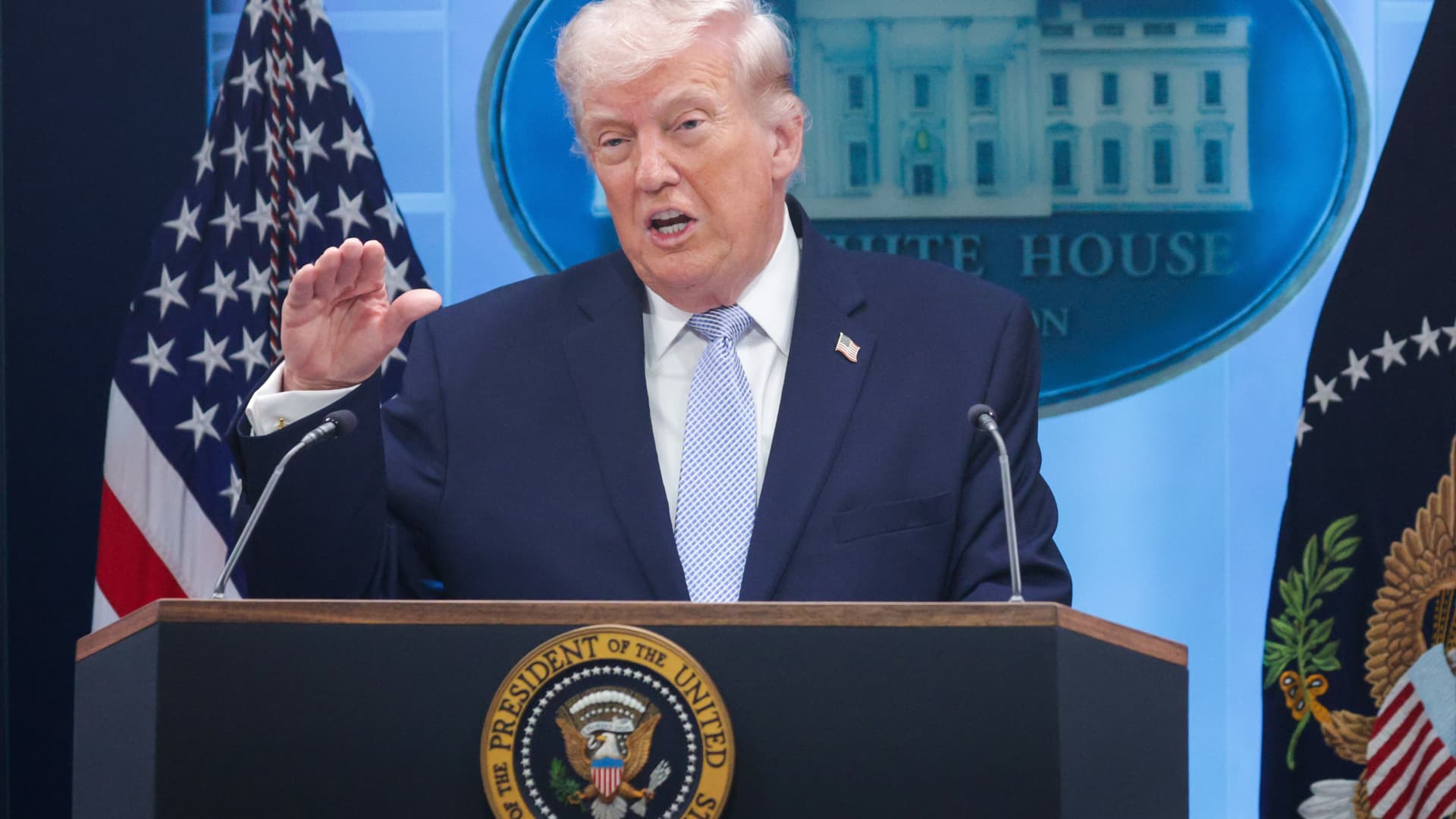 Donald Trump amenință Iranul cu „moartea unei civilizații” și cere deschiderea Strâmtorii Hormuz Fostul președinte american Donald Trump a emis o amenințare dramatică la adresa Iranului, avertizând că „o întreagă civilizație va muri” dacă Teheranul nu ajunge la un acord