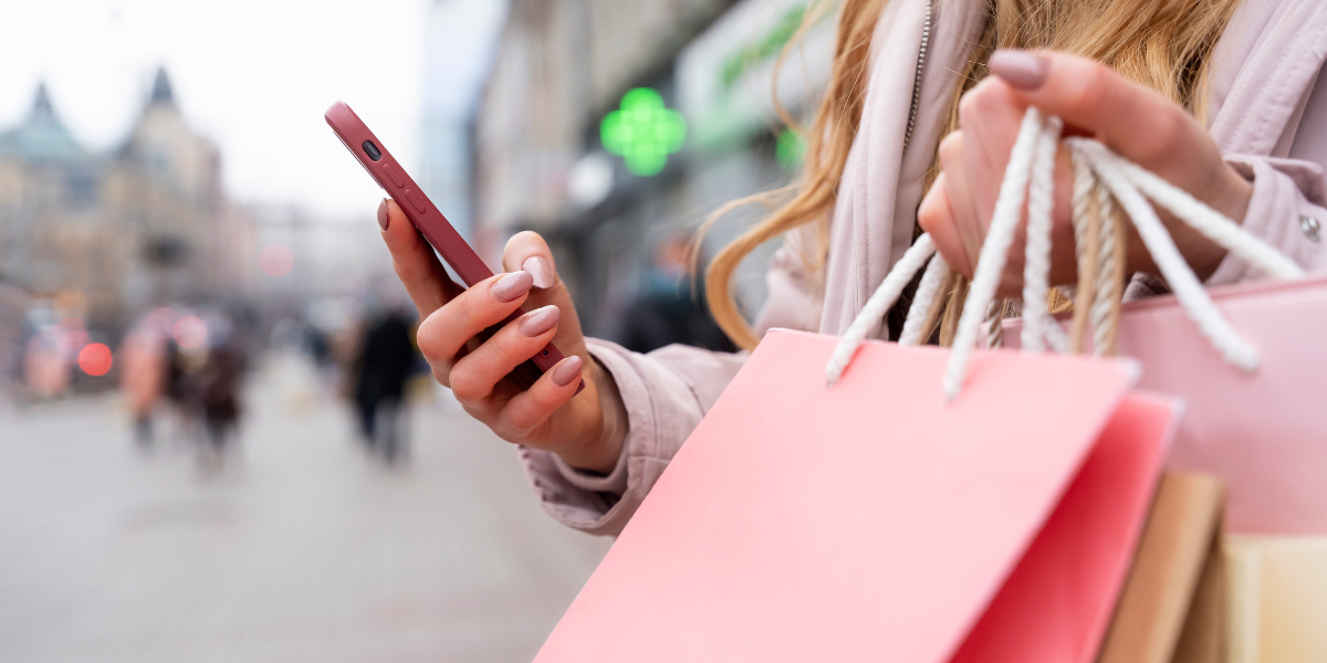 Paștele din 2026: Românii, mai atenți la buget și la oferte Potrivit unui studiu recent, românii se pregătesc să abordeze sezonul de cumpărături de Paște din 2026 cu un comportament mai pragmatic și mai informat decât în anii precedenți