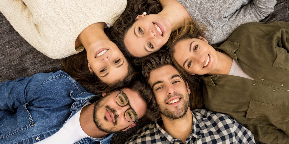 Cum se schimbă gașca de prieteni la maturitate? De ce se răresc rândurile?