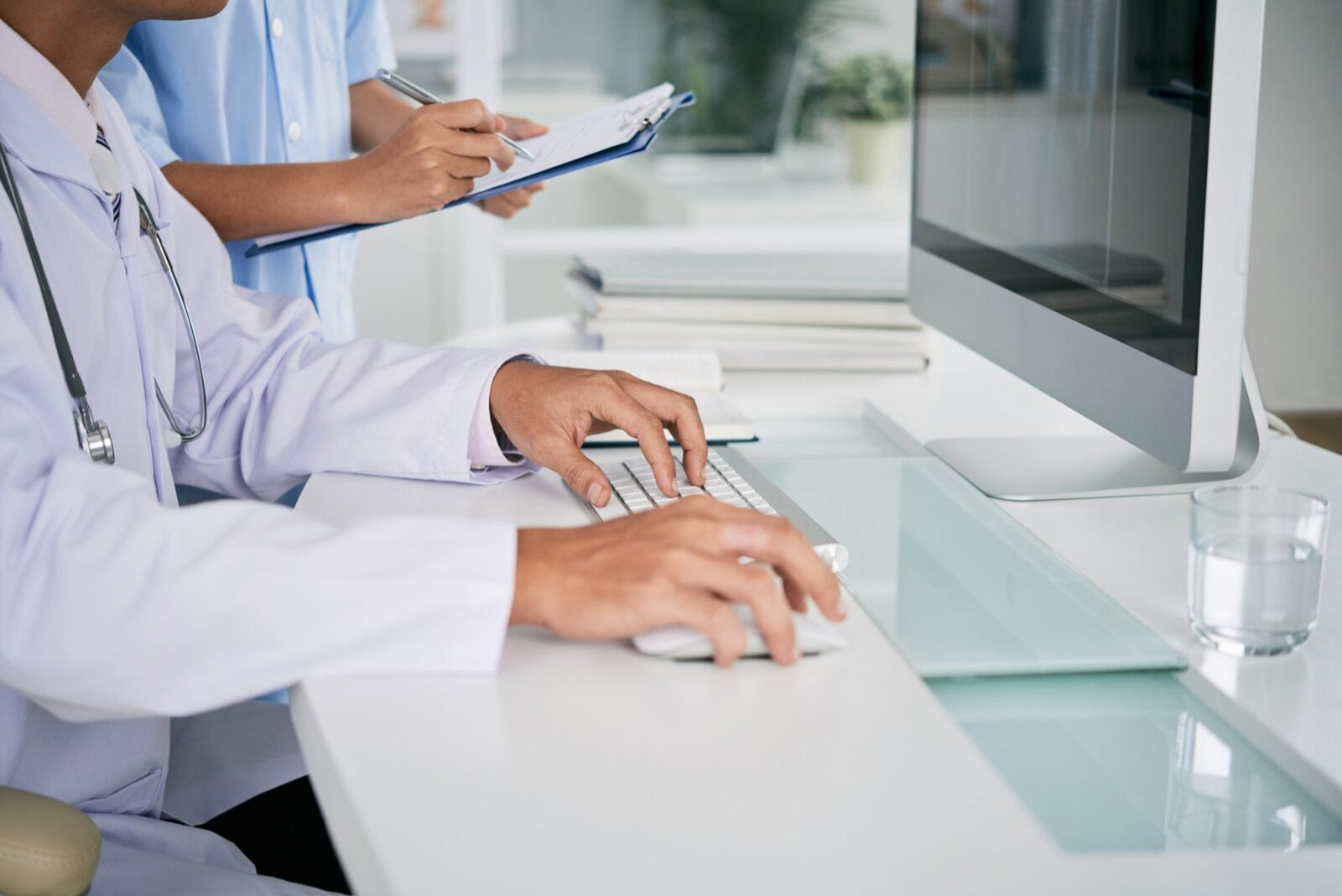 Medic neurochirurg, trimis în judecată pentru înșelăciune, după ce ar fi profitat de un pacient cu dureri de spate Procurorii Parchetului de pe lângă Judecătoria Iași au dispus trimiterea în judecată a unui medic neurochirurg pentru ”înșelăciune”