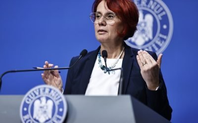 Guvernul reduce temporar acciza la motorină și introduce o contribuție de solidaritate pentru profiturile din petrol București – Guvernul a adoptat vineri o ordonanță de urgență prin care va reduce temporar acciza la motorina standard și va introduce o contribuție de solidaritate asupra veniturilor din comercializarea petrolului