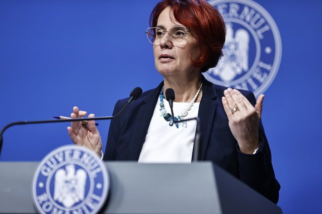 Guvernul reduce temporar acciza la motorină și introduce o contribuție de solidaritate pentru profiturile din petrol București – Guvernul a adoptat vineri o ordonanță de urgență prin care va reduce temporar acciza la motorina standard și va introduce o contribuție de solidaritate asupra veniturilor din comercializarea petrolului