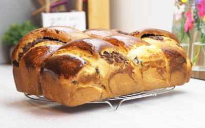 Cozonac fără frământare: Rețeta rapidă pentru un deliciu de casă Un cozonac pufos, cu o umplutură generoasă de nucă și cacao, poate fi acum realizat fără efortul laborios al frământării repetate