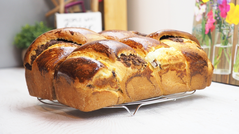 Cozonac fără frământare: Rețeta rapidă pentru un deliciu de casă Un cozonac pufos, cu o umplutură generoasă de nucă și cacao, poate fi acum realizat fără efortul laborios al frământării repetate