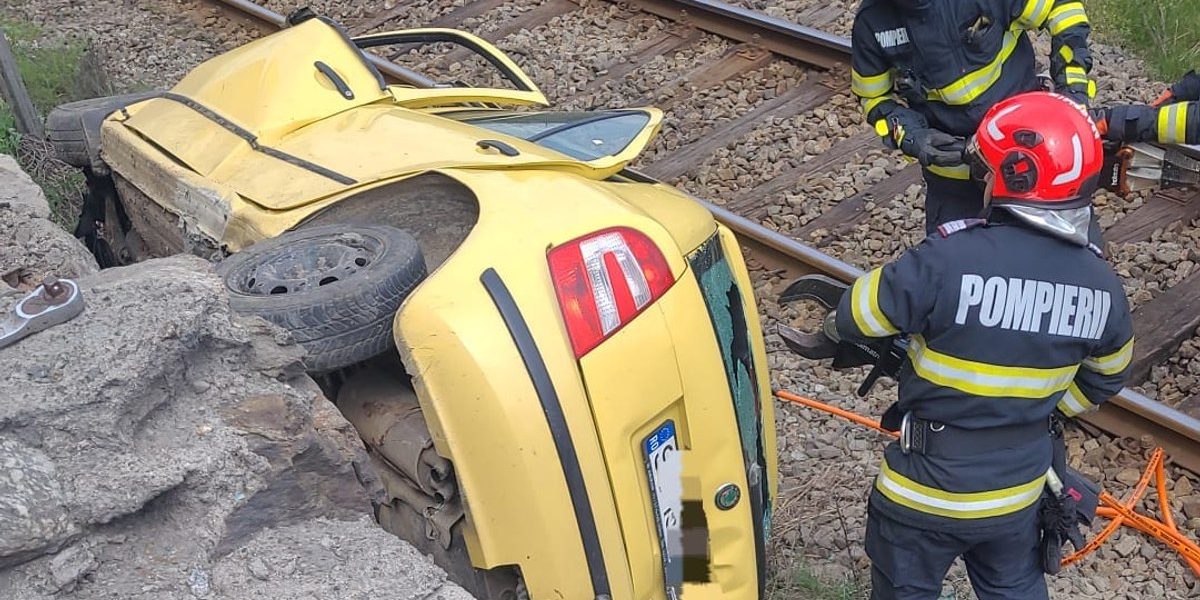 Accident grav în Vâlcea: Mașină, proiectată lângă șine! Două victime, resuscitate