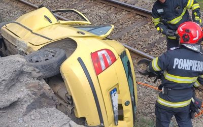 Accident grav în Vâlcea: Mașină, proiectată lângă șine! Două victime, resuscitate