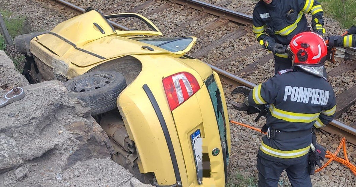 Accident grav în Vâlcea: Mașină, proiectată lângă șine! Două victime, resuscitate