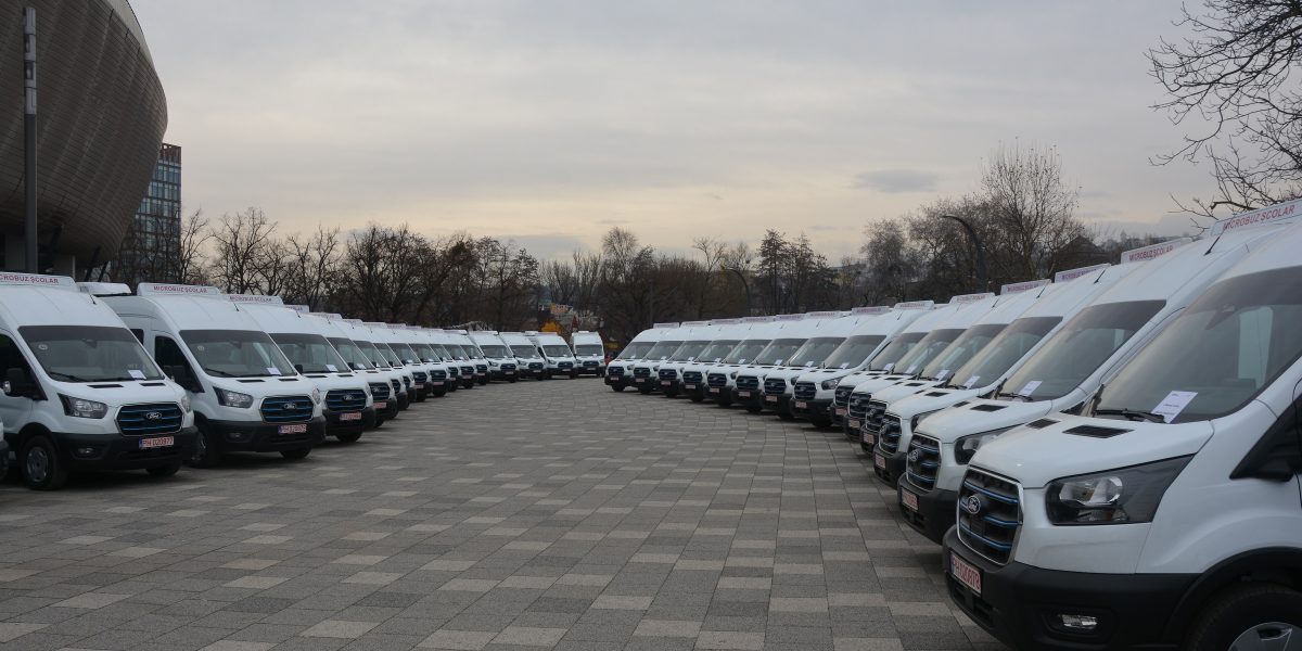 Achiziții uriașe la Oradea: Bolojan dă 218.000 euro pe microbuz, scandal în Argeș