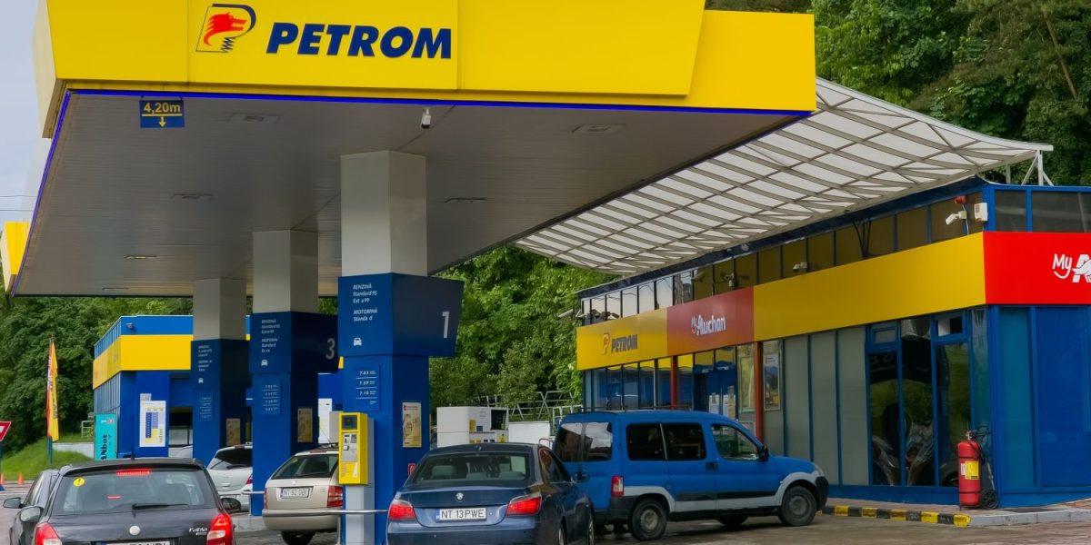 Motorina și benzina sfidează prețul: Cât plătești la pompă azi în România?