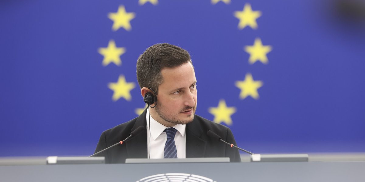 Nicu Ștefănuță cere „moment Ungaria”: Parlamentul, ras de pe fața României