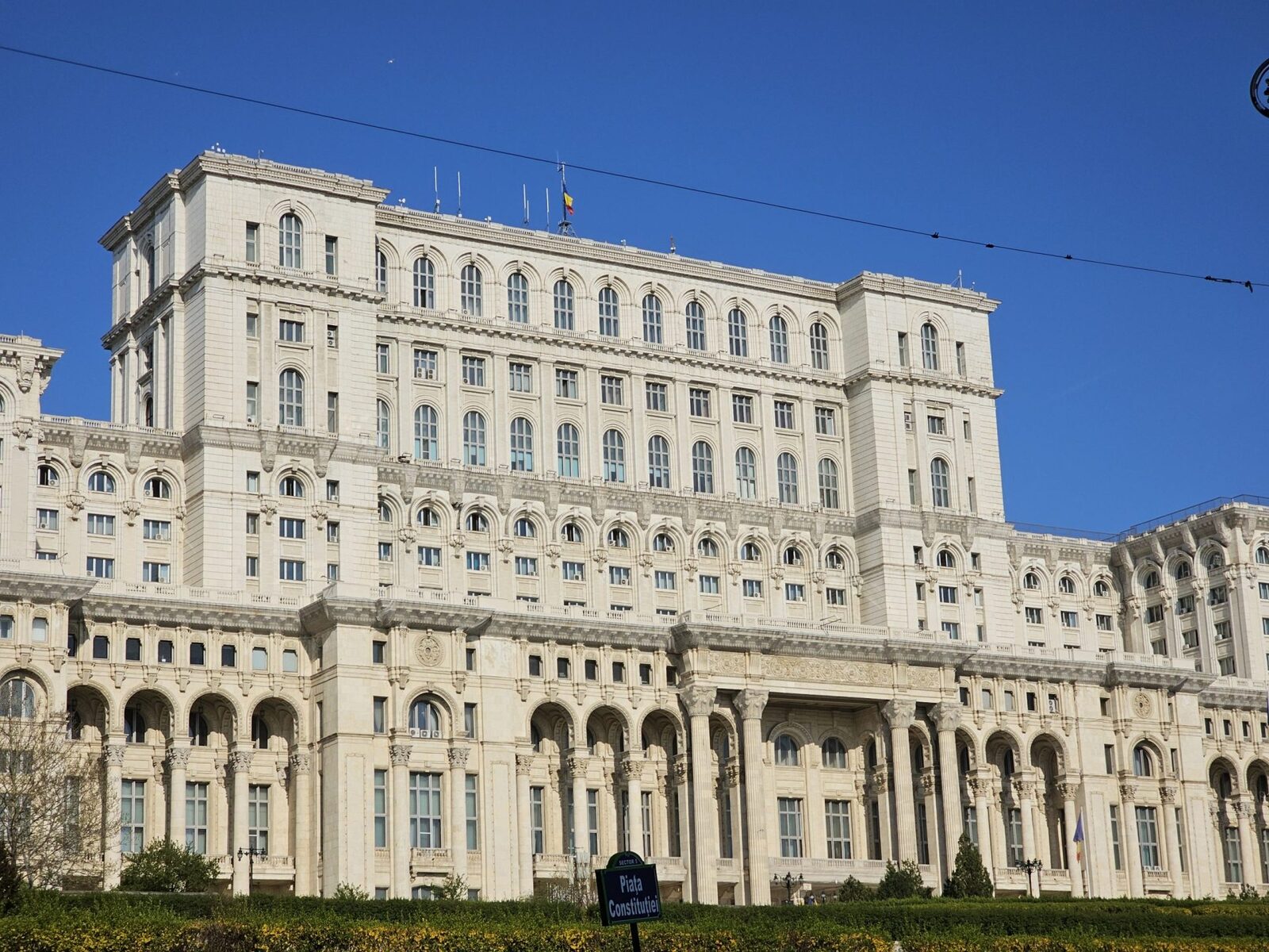 Premierul Ilie BOLOJAN a declarat joi, la Europa FM, că nu a negociat cu parlamentari ai AUR pentru a obține susținerea acestora