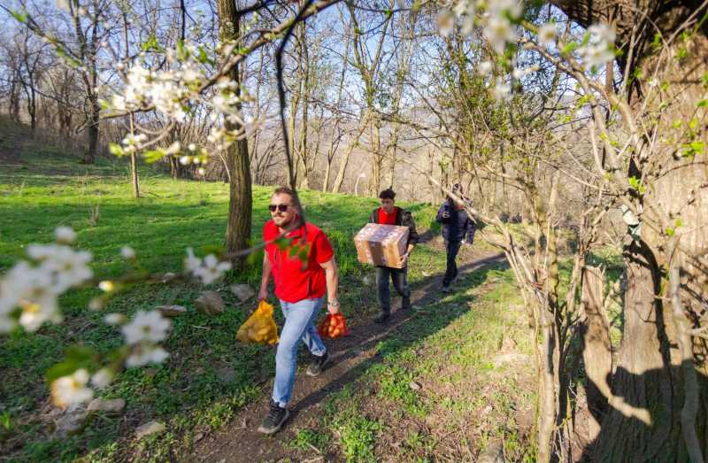 Sute de pachete cu alimente și produse de strictă necesitate au ajuns la familiile și vârstnicii din munții BUZĂULUI, grație unei campanii umanitare desfășurate de CarpathianRescue4x4 NEHOIU