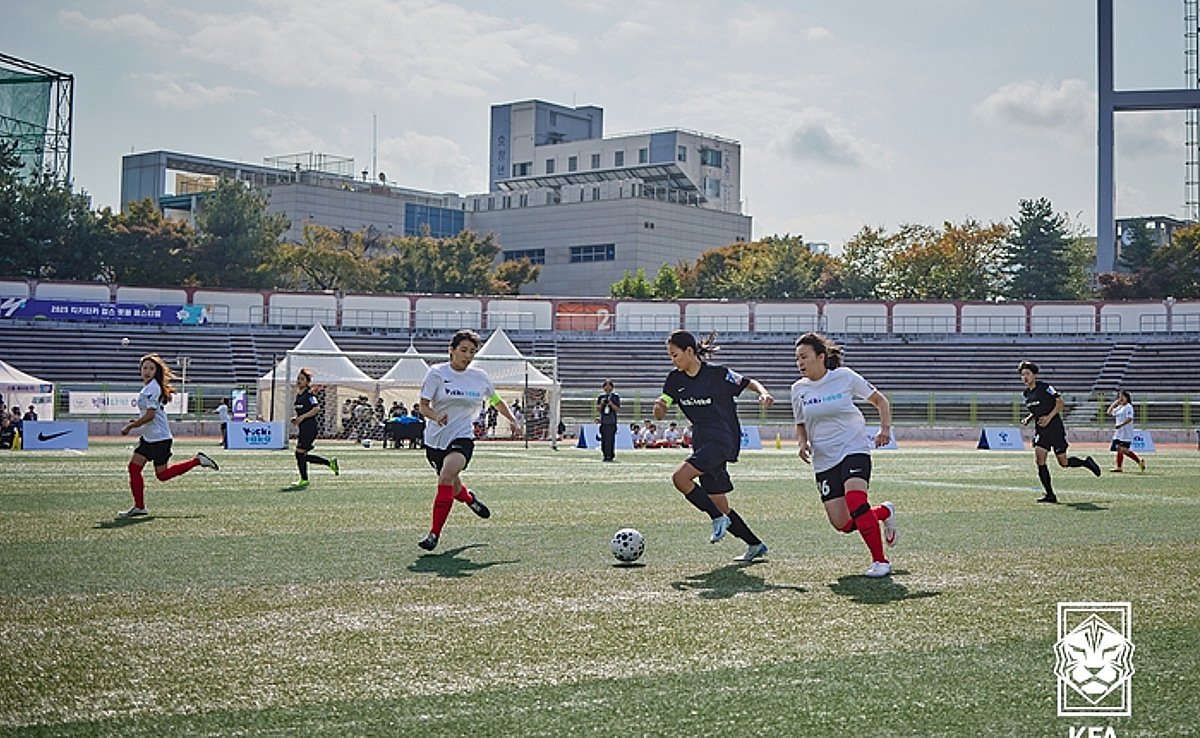 Federația de Fotbal din Coreea de Sud anunță extinderea proiectului „Kicki-Taka” Federația de Fotbal din Coreea de Sud (KFA) a anunțat extinderea proiectului „2026 Kicki-Taka Female Soccer Club”, inițiativă susținută de Nike, partenerul oficial, dedicată dezvoltării fotbalului feminin în școlile secundare