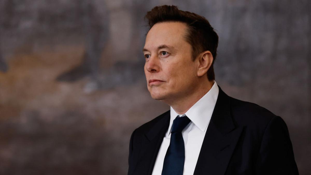 Muncă de acasă de 260$ pe zi: Elon Musk angajează în Europa pentru Grok