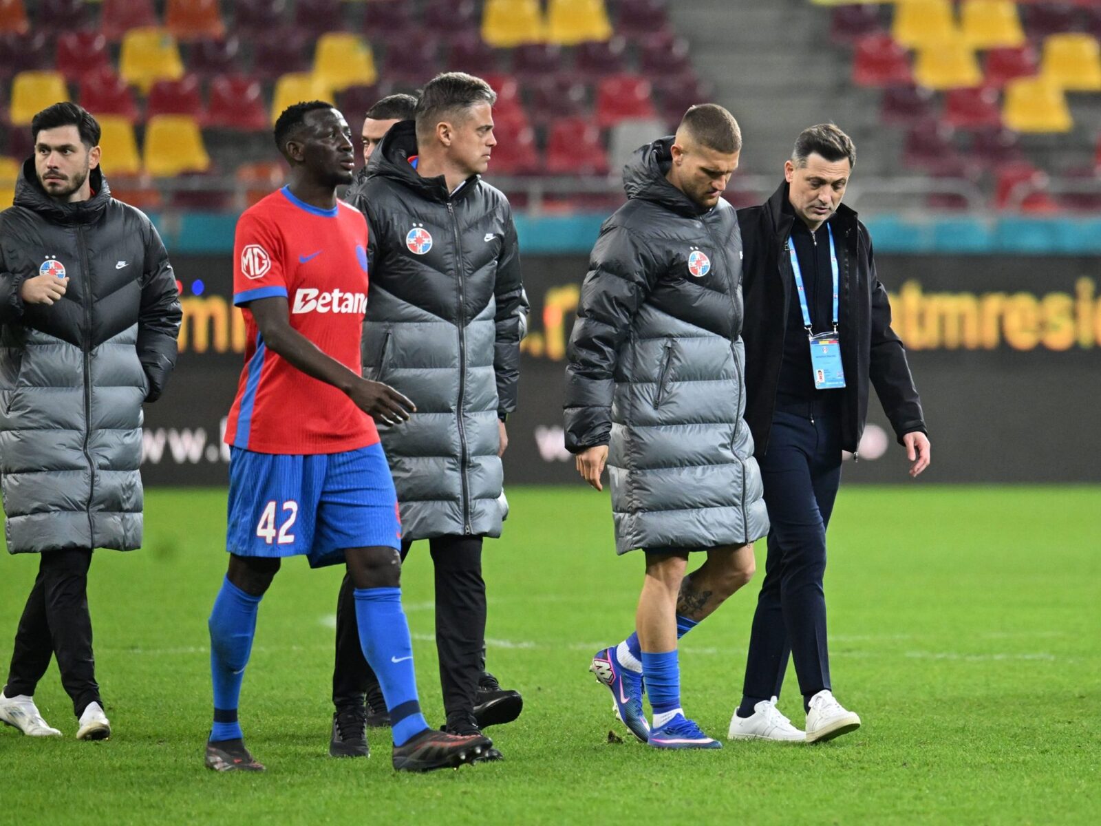 Daniel Bîrligea ratează meciul FC Botoșani – FCSB, conform surselor FANATIK Conform unei informații publicate de FANATIK la data de 12 aprilie 2024, atacantul Daniel Bîrligea nu va face parte din lotul echipei FCSB pentru meciul din etapa a 3-a a play-out-ului Superligii României, împotriva echipei FC Botoșani