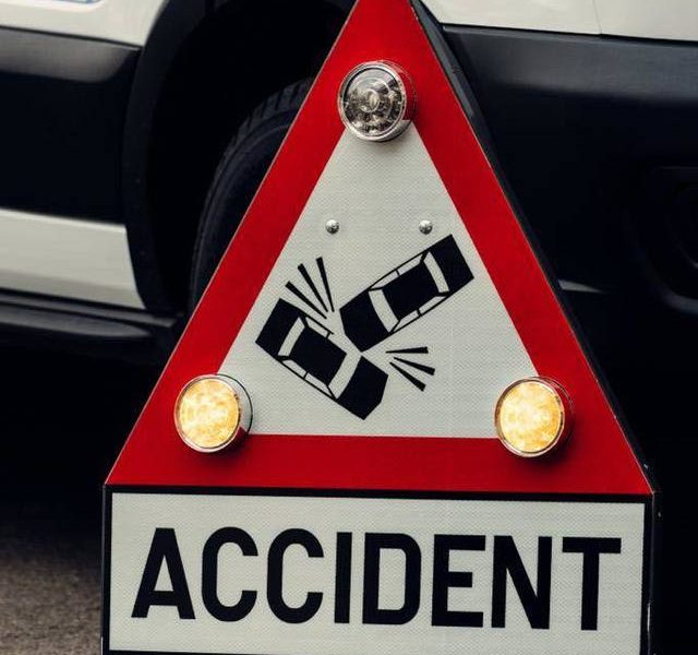 O tânără de 29 de ani, depistată cu o alcoolemie de 0,87 mg/l alcool pur în aerul expirat, a provocat un accident rutier joi seară, pe strada Henri Coandă din Sibiu, soldat cu rănirea a trei persoane, printre care două adolescente