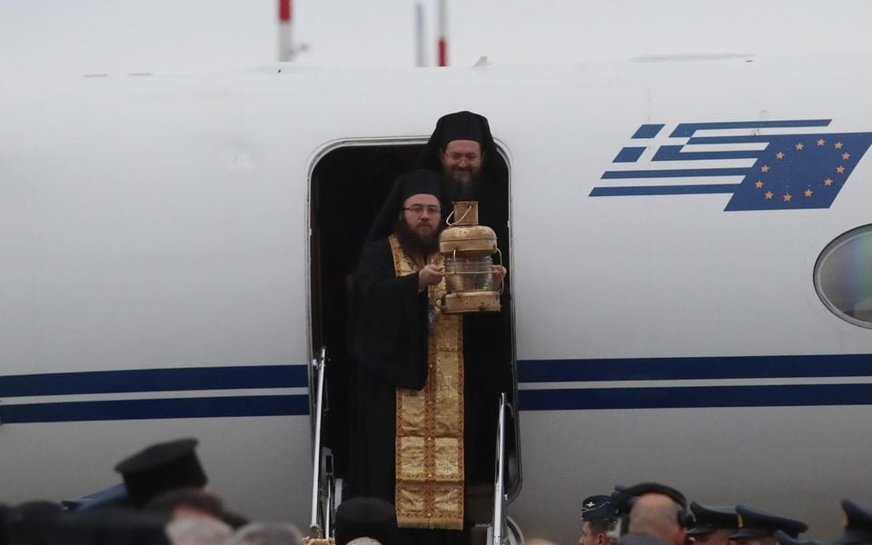 Focul Sfânt a ajuns la București cu o cursă guvernamentală