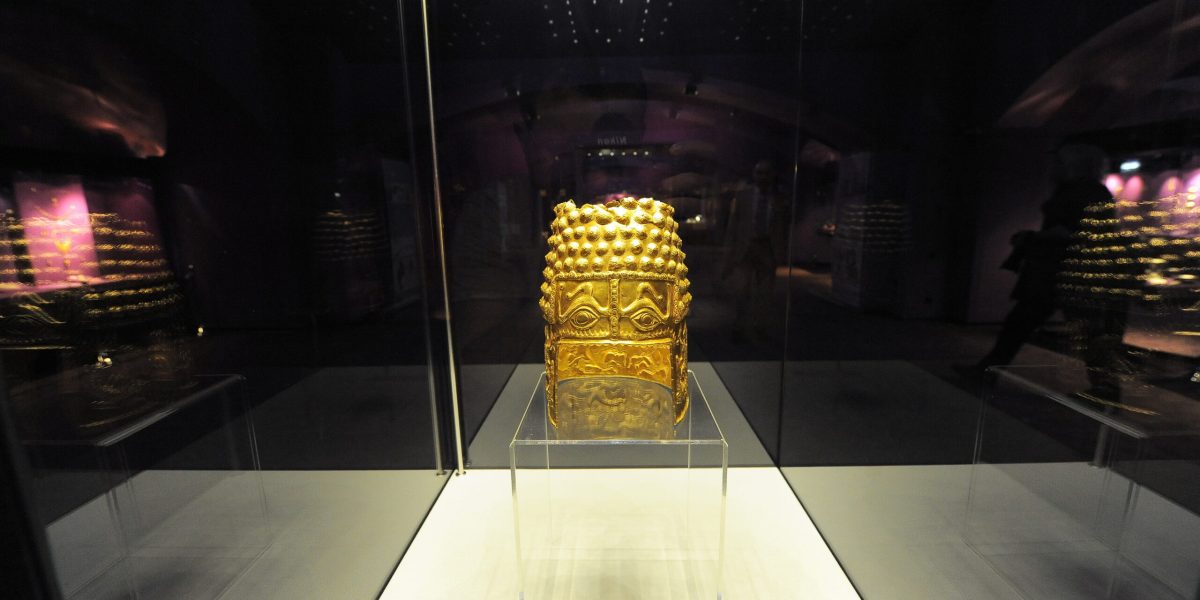 Cât costă o vizită la MNIR să vezi coiful de la Coțofenești?