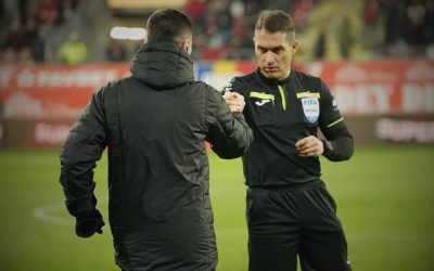 Robert Avram, arbitru recent promovat în SuperLigă, renunță la cariera de arbitraj pentru a accepta funcția de manager la FC Argeș, conform unei decizii anunțate miercuri în cadrul unei întâlniri online cu șeful CCA, Kyros Vassaras