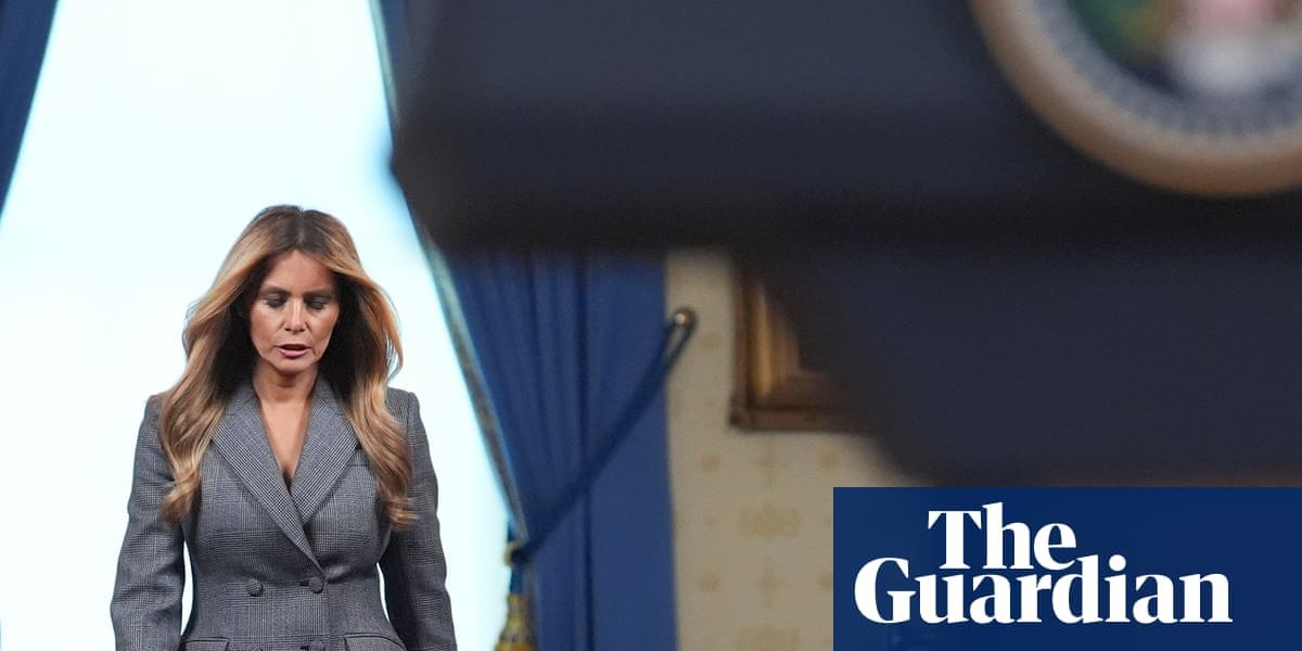 Melania Trump dezminte orice legătură cu Jeffrey Epstein Fosta Primă Doamnă a Statelor Unite, Melania Trump, a negat public orice relație cu controversatul Jeffrey Epstein și cu complicea acestuia, Ghislaine Maxwell