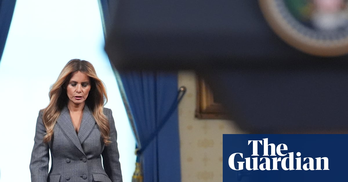 Melania Trump dezminte orice legătură cu Jeffrey Epstein Fosta Primă Doamnă a Statelor Unite, Melania Trump, a negat public orice relație cu controversatul Jeffrey Epstein și cu complicea acestuia, Ghislaine Maxwell