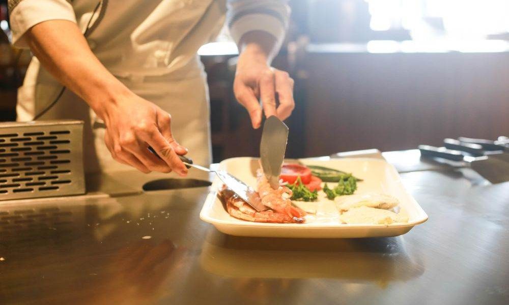 Restaurantele din România, tot mai atrase de produsele locale: Un studiu relevă o schimbare de abordare Bucătăriile din România se întorc tot mai mult la ingredientele autohtone, o tendință confirmată de un studiu recent realizat de HORA – Organizația Patronală a Hotelurilor și Restaurantelor din România